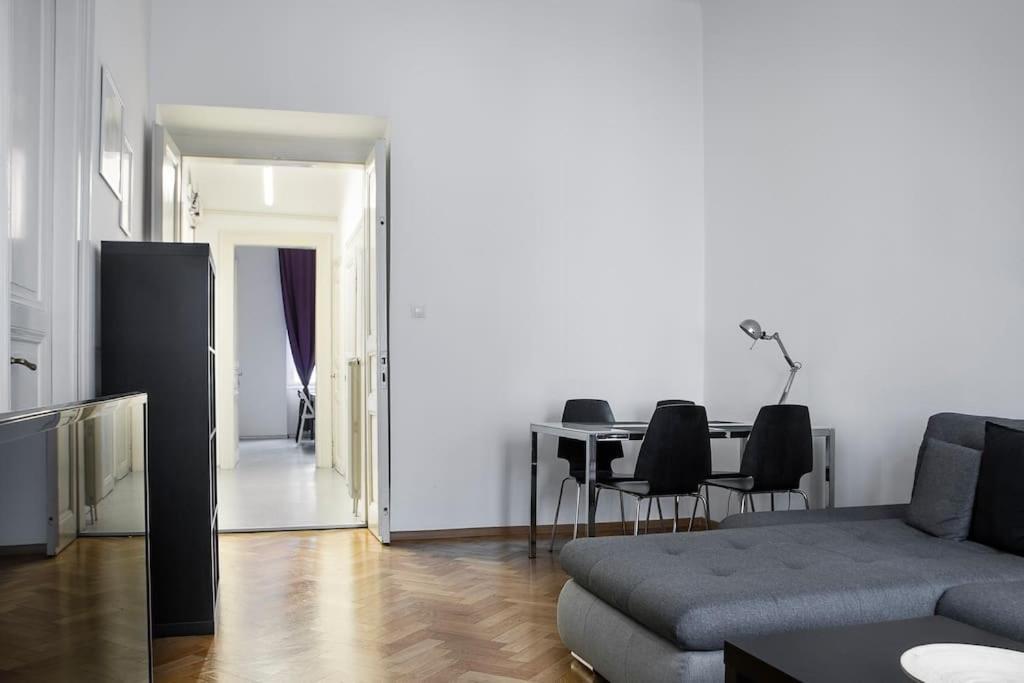 Prince Matyas Apartment Praga Esterno foto