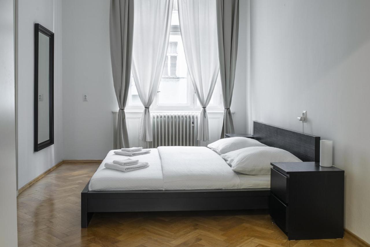 Prince Matyas Apartment Praga Esterno foto